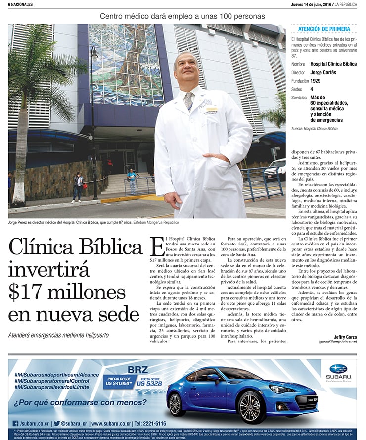 Página de periódico con noticia sobre inversión de la Clínica Bíblica y fotografía de un médico frente al edificio