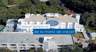 Vista aérea de la nueva sede del Hospital Clínica Bíblica en Santa Ana, destacando el helipuerto y su moderna infraestructura junto a la Ruta 27.