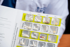 Blíster organizado con pastillas y cápsulas para los días de la semana.