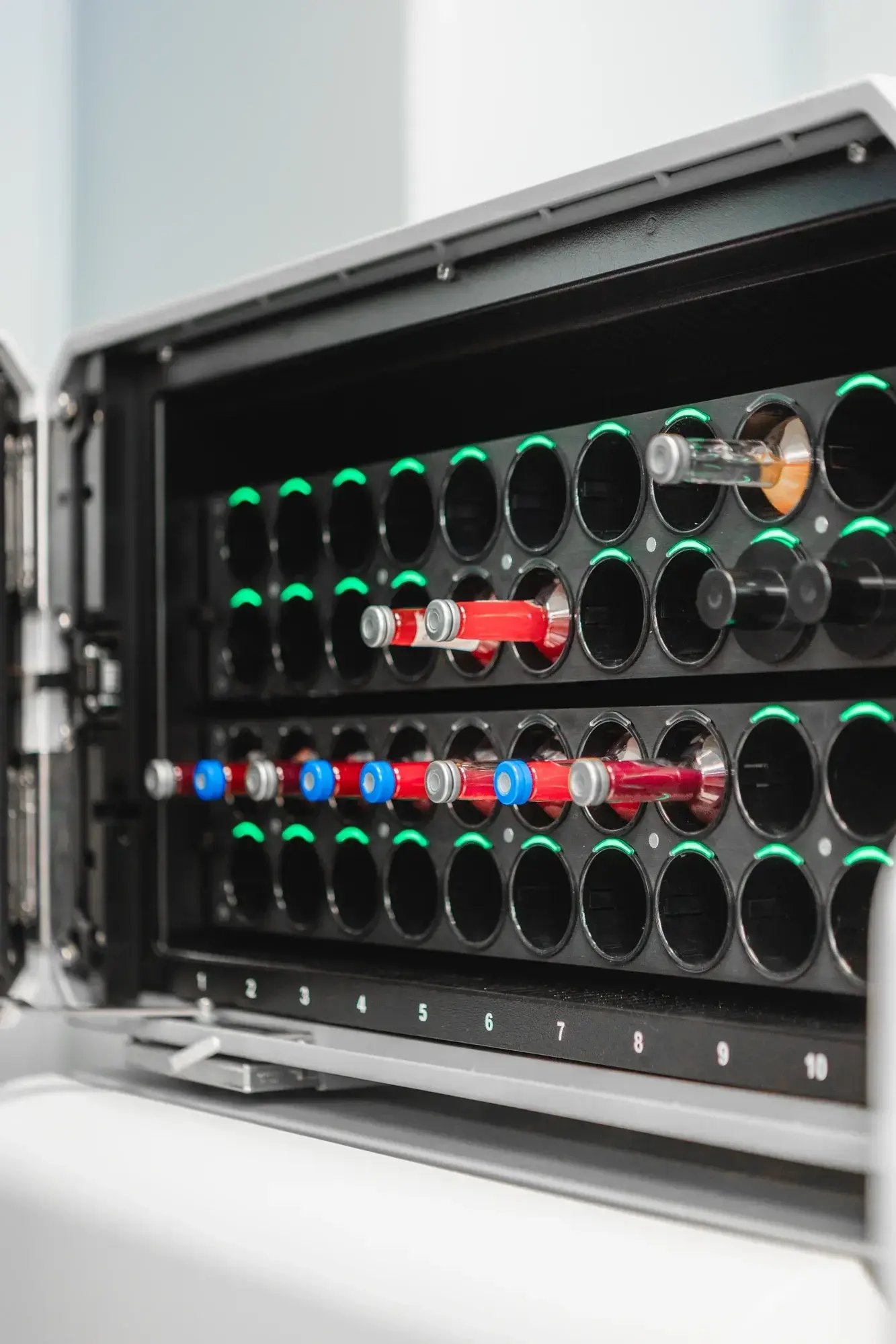 Organizador de tubos de ensayo con muestras de sangre en laboratorio Organizador de tubos de ensayo con muestras de sangre en laboratorio