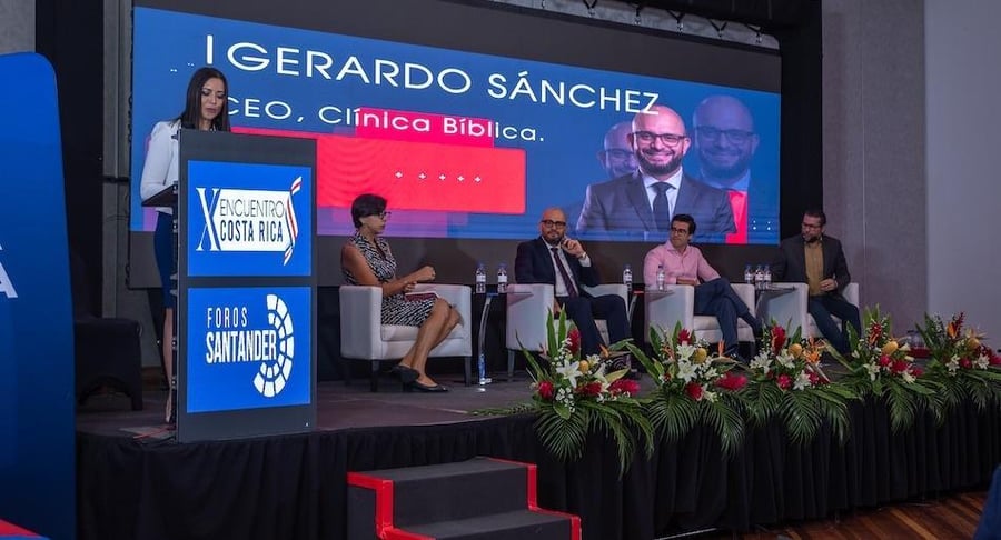 Representantes del Hospital Clínica Bíblica participan en un foro de innovación social en Costa Rica.