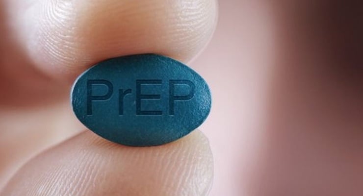 Pastilla PrEP sostenida entre los dedos como método de prevención del VIH disponible en el Hospital Clínica Bíblica
