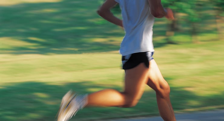 Persona corriendo al aire libre con ropa deportiva en un entorno natural