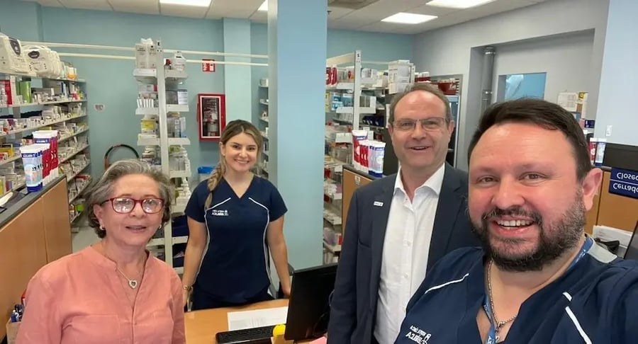 Profesionales de farmacia y personal médico del Hospital Clínica Bíblica dentro del área de farmacia.