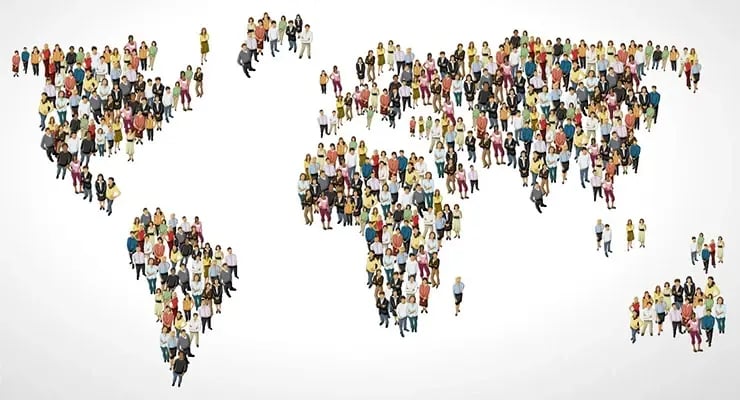 Grupo de personas de distintas edades formando la silueta de un mapa mundial sobre fondo blanco.