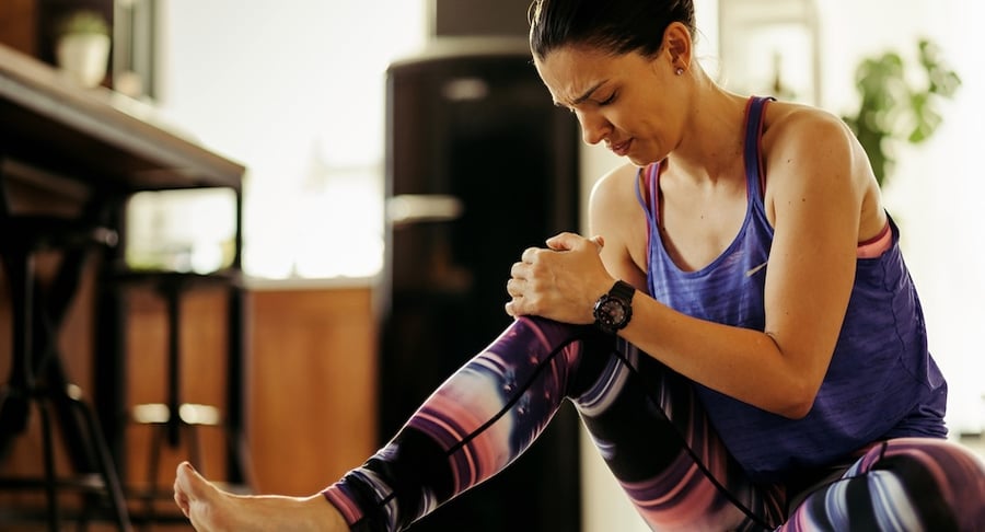 Paciente realiza ejercicio terapéutico mientras recibe tratamiento con plasma rico en plaquetas VIURE para recuperación musculoesquelética.