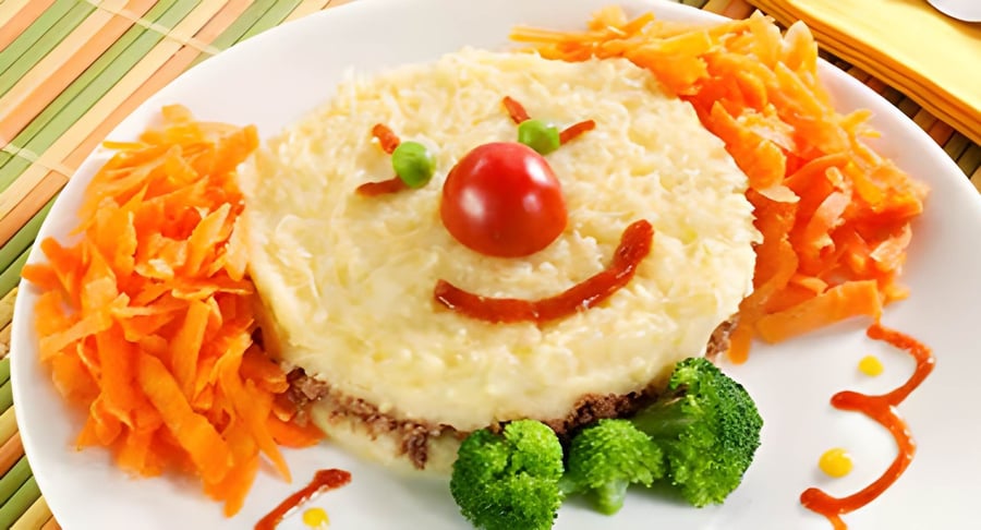 Platos de comida presentados de forma creativa con verduras y alimentos acomodados en figuras