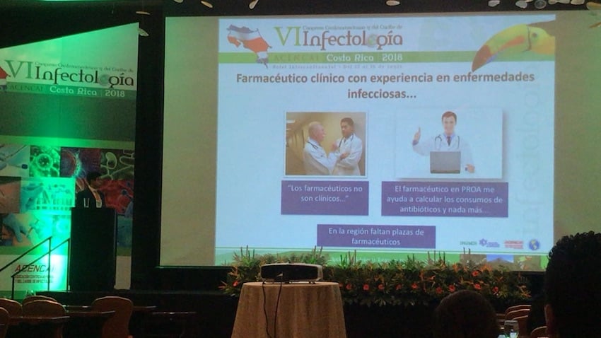 Presentación académica proyectada en un congreso médico sobre el rol del farmacéutico clínico