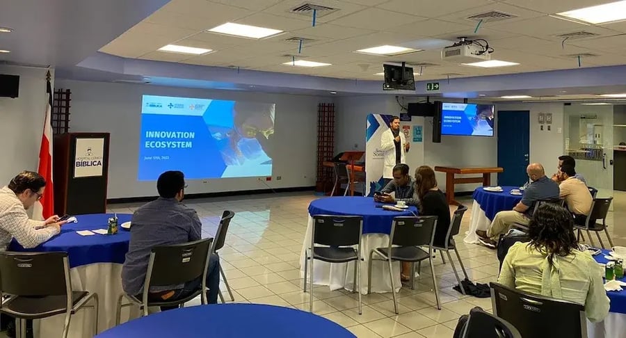 Presentación sobre innovación en una sala de conferencias del Hospital Clínica Bíblica