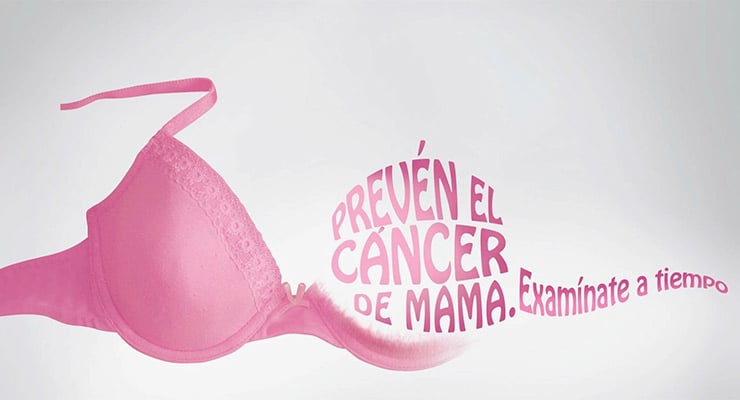Sostén rosado con el texto “Prevén el cáncer de mama. Examínate a tiempo” sobre fondo blanco.