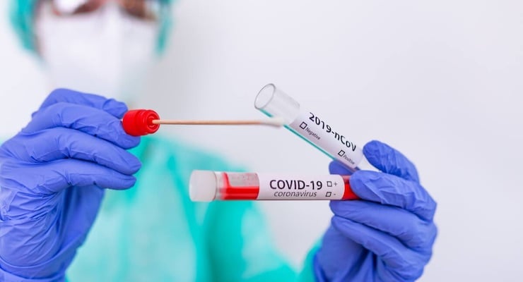 Personal de salud del Hospital Clínica Bíblica manipulando muestras para pruebas de diagnóstico COVID-19 en laboratorio clínico