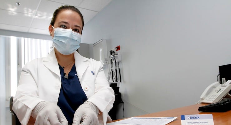 Profesional del Hospital Clínica Bíblica brinda atención farmacéutica para el seguimiento y uso seguro de medicamentos
