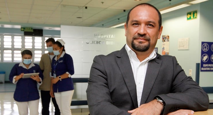 Representante del Hospital Clínica Bíblica presenta el programa de beneficios Mi Vida para afiliados