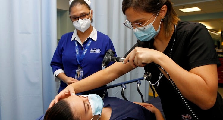 Profesional de la salud del Hospital Clínica Bíblica realiza evaluación médica preventiva a una paciente como parte del programa Mi Vida