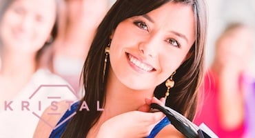 Mujer joven sonriente representando los beneficios y la atención oportuna del programa de membresía Salud Kristal para la familia.