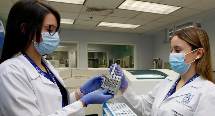 Personal de laboratorio del Hospital Clínica Bíblica manipula muestras para pruebas PCR de detección de COVID-19