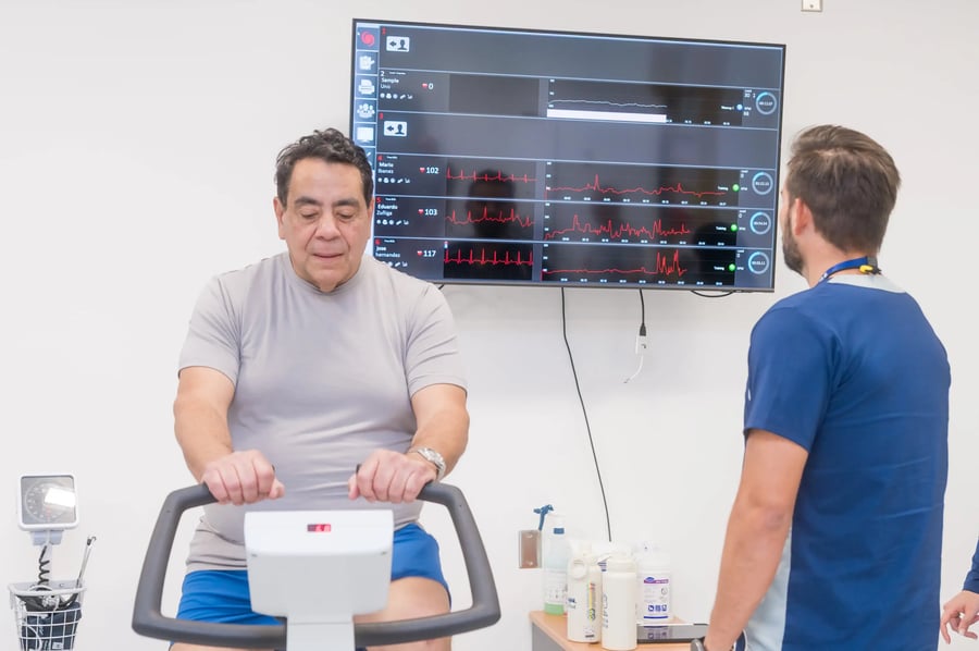 Paciente realizando prueba de esfuerzo supervisada por especialista médico