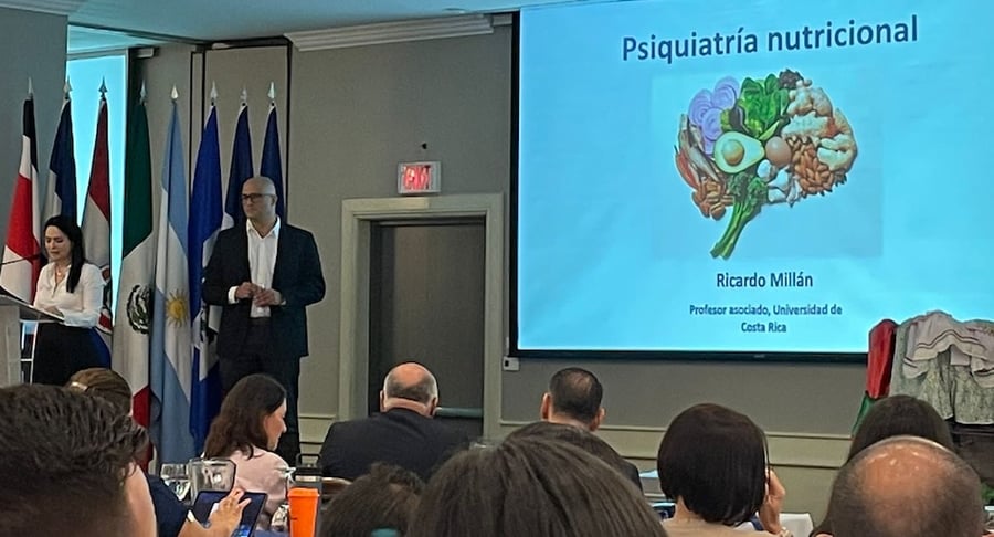 Especialista del Hospital Clínica Bíblica expone sobre psiquiatría nutricional durante congreso latinoamericano de nutrición clínica.