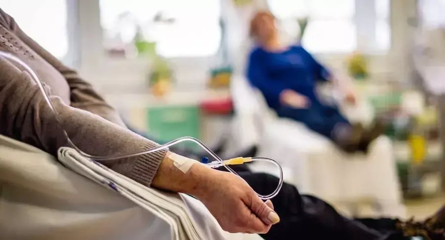 Paciente recibiendo tratamiento de quimioterapia con suero intravenoso en clínica