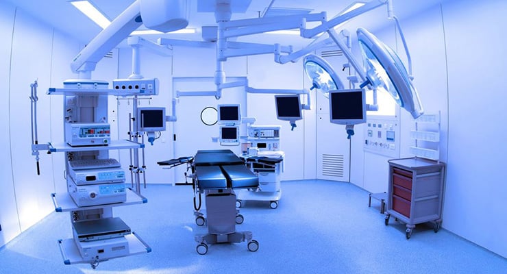 Quirófano equipado con mesa de cirugía, monitores y equipos médicos