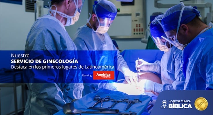 Equipo médico del Hospital Clínica Bíblica realiza procedimiento quirúrgico en sala de operaciones durante reconocimiento regional en salud