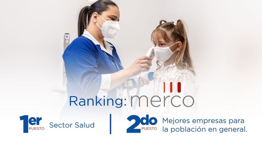 Personal de salud midiendo signos vitales a una niña en consulta médica