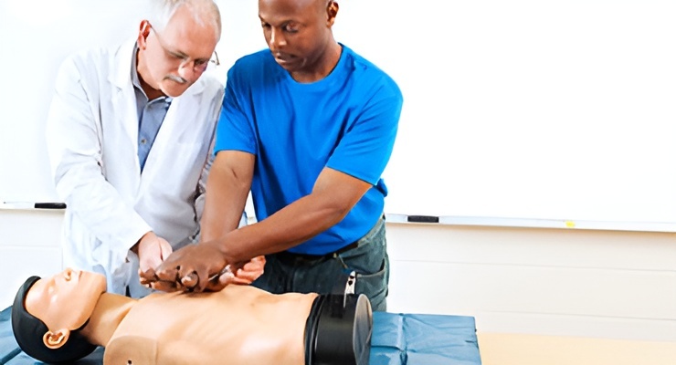 Personal médico realizando maniobras de reanimación cardiopulmonar en un maniquí