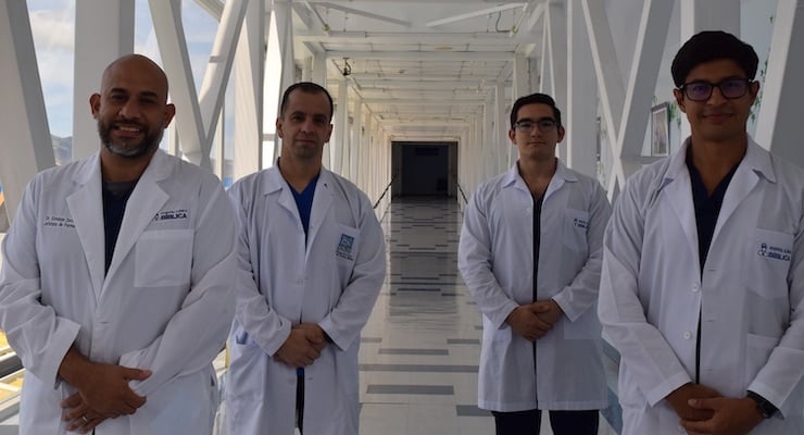 Regentes farmacéuticos del Hospital Clínica Bíblica posan en pasillo institucional previo a su participación en congreso europeo