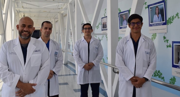 Regentes de Farmacia del Hospital Clínica Bíblica en pasillo institucional previo a su participación en congreso internacional