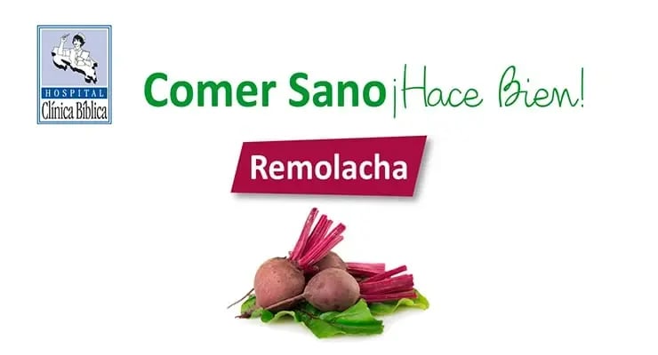 Remolachas frescas con hojas verdes centradas sobre fondo blanco