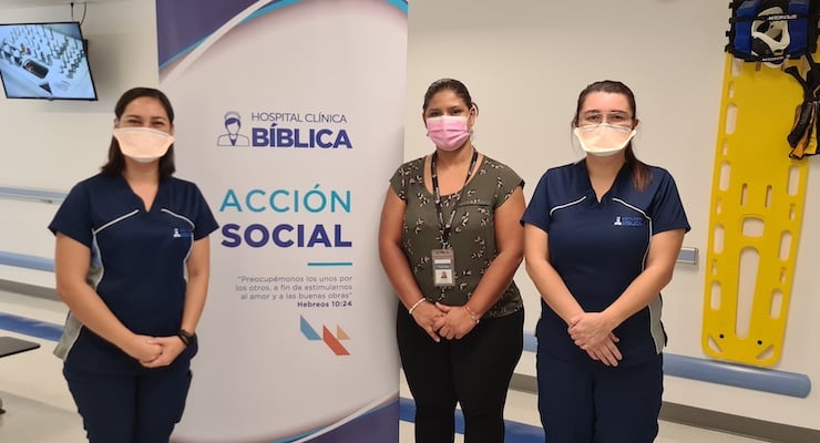 Personal de salud y representante del programa posan en el interior del edificio durante la jornada de citologías.