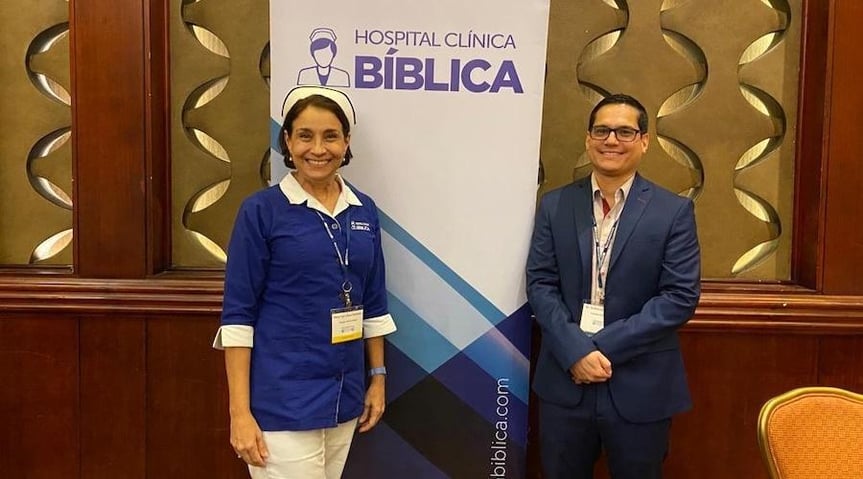 Representantes del Hospital Clínica Bíblica en stand institucional durante un evento internacional.