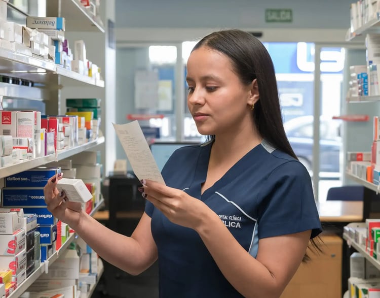 Colaboradora revisa receta médica y medicamentos en farmacia hospitalaria