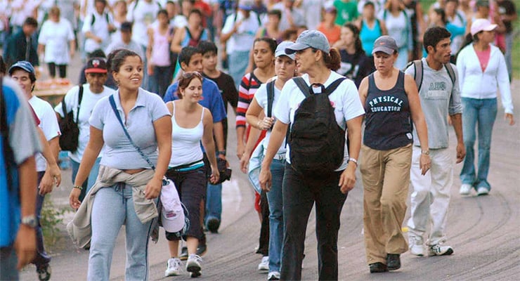Grupo de personas caminando juntas durante una romería