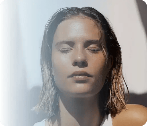 Rostro de mujer joven con ojos cerrados disfrutando del sol, piel saludable y luminosa Rostro de mujer joven con ojos cerrados disfrutando del sol, piel saludable y luminosa