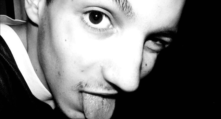 Primer plano del rostro de una persona sacando la lengua en una fotografía en blanco y negroPrimer plano del rostro de una persona sacando la lengua en una fotografía en blanco y negro