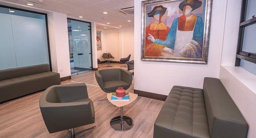 Moderna sala de espera y zona de trabajo para pacientes en el Área de Chequeo Médico del Hospital Clínica Bíblica.