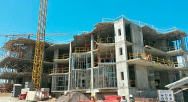 Vista exterior del avance de la fase estructural del nuevo edificio clínico de Hospital Clínica Bíblica en Santa Ana.