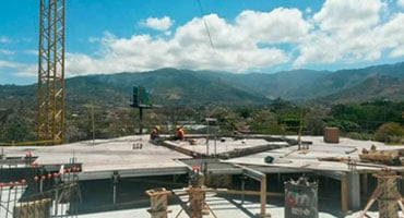 Trabajadores en la planta superior del edificio donde se ubicará el helipuerto de la sede Santa Ana.