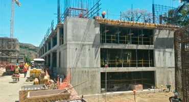 Avance del edificio de estacionamientos y áreas de servicios de la nueva sucursal en el oeste de la capital.