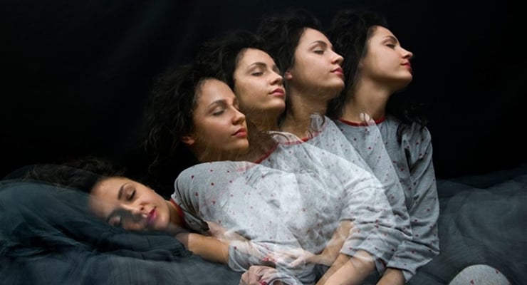 Mujer acostada en una cama con varias exposiciones de su cuerpo que muestran movimiento durante el sueño
