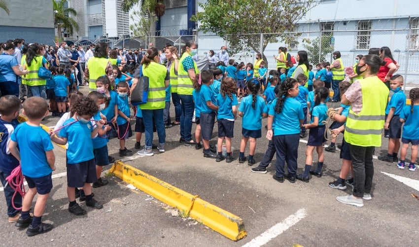 Niños y personal educativo participan en simulacro nacional de evacuación durante ejercicio de emergencia en Costa Rica