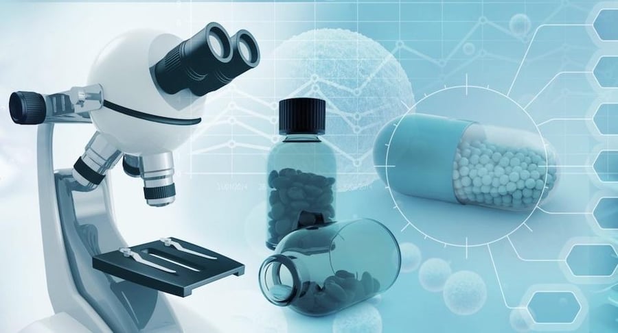 Composición digital médica que muestra un microscopio, frascos de vidrio y una cápsula de medicamento sobre un fondo azul con gráficos científicos.