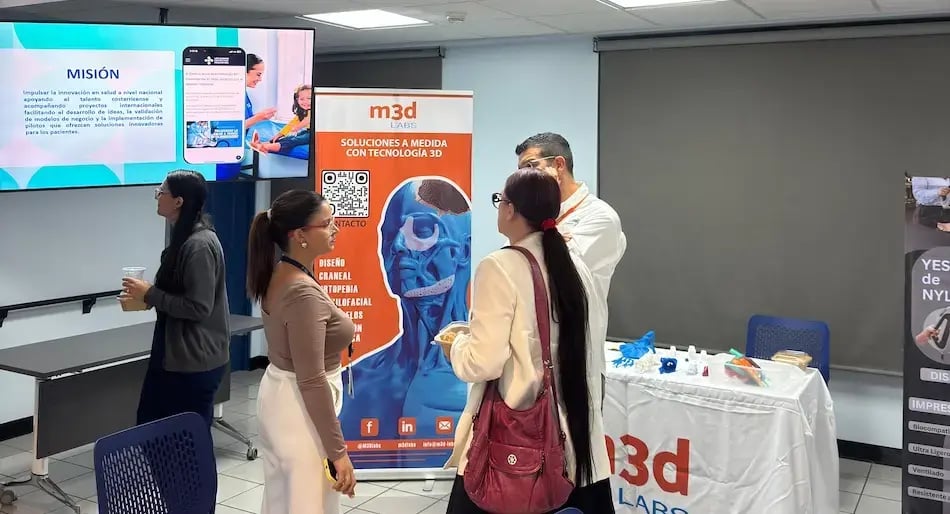 Stand de m3d Labs en evento médico mostrando soluciones personalizadas con tecnología 3D