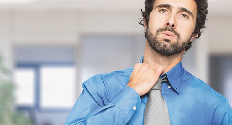 Hombre con camisa azul y corbata ajustándose el cuello con expresión de incomodidad.