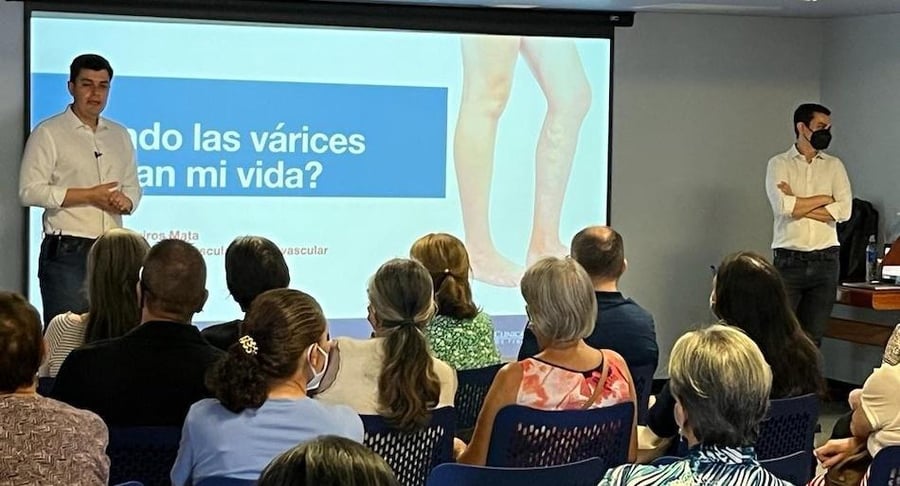 Especialistas del Hospital Clínica Bíblica brindan un taller informativo sobre várices e insuficiencia venosa a la comunidad.