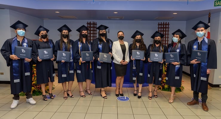 Grupo de estudiantes del programa ATAP del Instituto Parauniversitario ASEMECO sostienen sus títulos en ceremonia de graduación