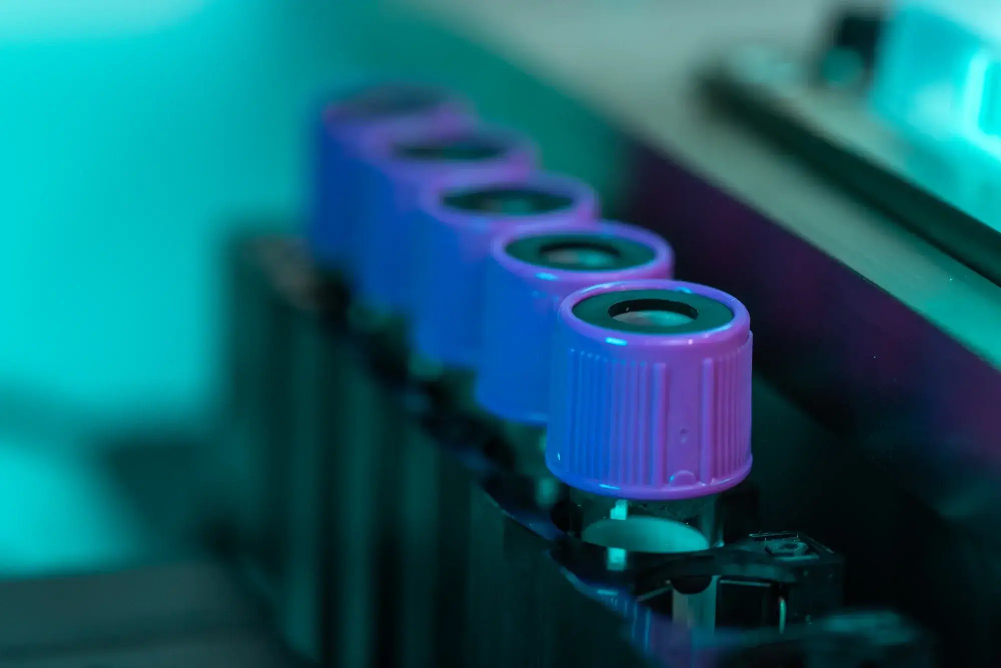 Tubos de ensayo con tapas moradas en equipo automatizado de análisis