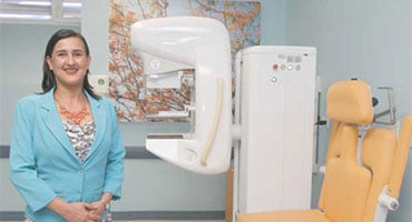 Laura Brenes, directora del programa, junto a un equipo de mamografía digital de la Unidad Móvil Lazos del Hospital Clínica Bíblica.