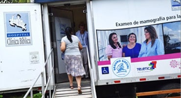 Ingreso de paciente a la unidad móvil de mamografía del Hospital Clínica Bíblica durante gira comunitaria